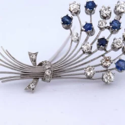 BROCHE EN OR BLANC 18KT - SAPHIRS ET DIAMANTS
