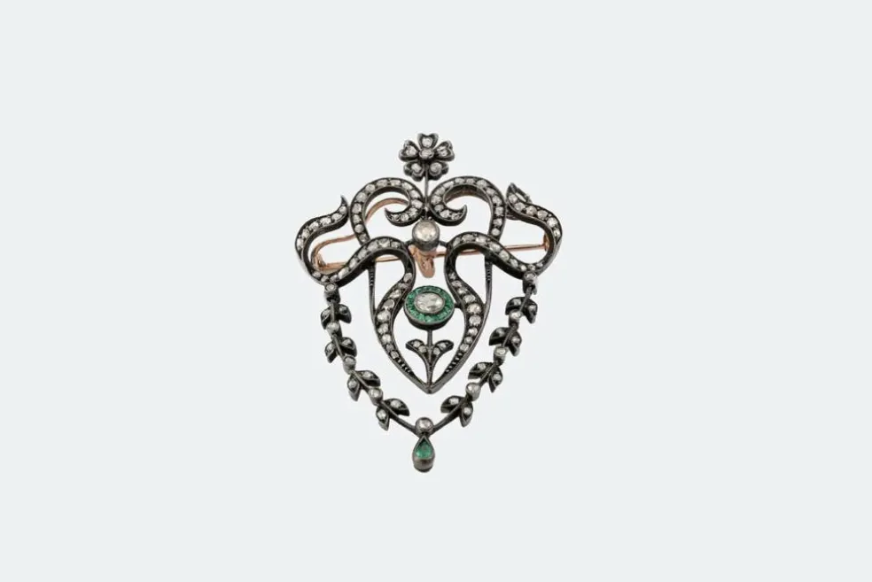 Broche en or et argent avec diamants et émeraudes