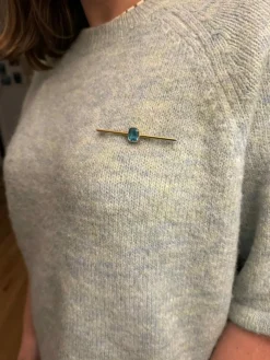 Broche en or et pierre synthétique