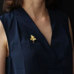 Broche en or feuille saphirs