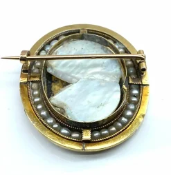 Broche en or jaune , perles fines, diamants, émail bleu vers 1860