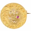 Broche en or jaune au décor floral rubis diamants