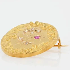 Broche en or jaune au décor floral rubis diamants