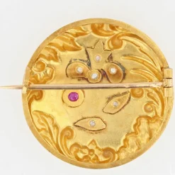 Broche en or jaune au décor floral rubis diamants