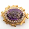 Broche en or jaune avec améthyste gravée et microbilles