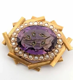 Broche en or jaune avec améthyste gravée et microbilles