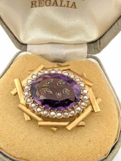 Broche en or jaune avec améthyste gravée et microbilles