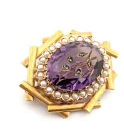 Broche en or jaune avec améthyste gravée et microbilles