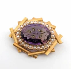 Broche en or jaune avec améthyste gravée et microbilles