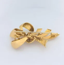 Broche en or jaune et diamants