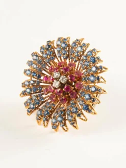 Broche en or jaune, saphirs, rubis et diamants