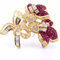 Broche en or, rubis et diamants des années 70