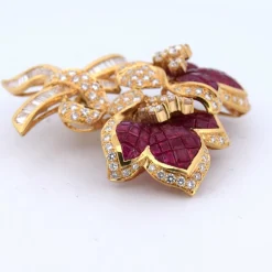 Broche en or, rubis et diamants des années 70