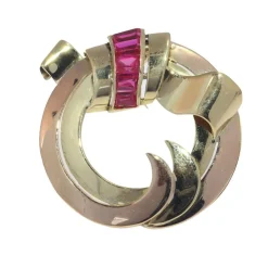 Broche en or sertie de rubis