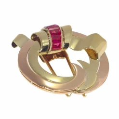 Broche en or sertie de rubis