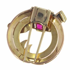 Broche en or sertie de rubis