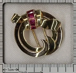 Broche en or sertie de rubis