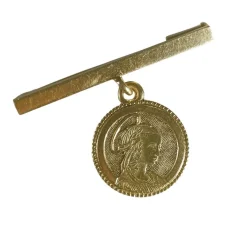 Broche et médaille en or guilloché