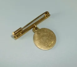 Broche et médaille en or guilloché