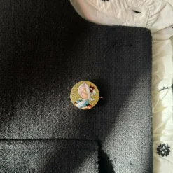 Broche "Femme au chapeau" en Or jaune et Email