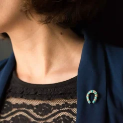 Broche fer à cheval turquoises perles fines diamants
