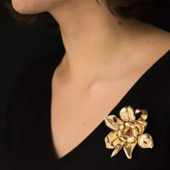 Broche fleur en or et grenat orange cabochon