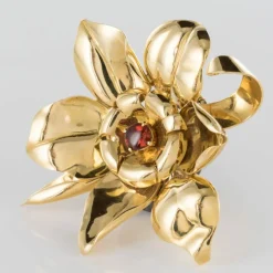 Broche fleur en or et grenat orange cabochon