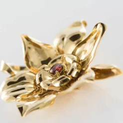 Broche fleur en or et grenat orange cabochon