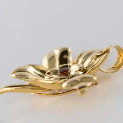 Broche fleur en or et grenat orange cabochon