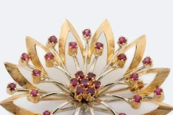 Broche fleur en or jaune avec rubis