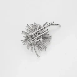 Broche fleur, or blanc et diamants