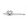 Broche fleur or blanc, platine, perle et diamants