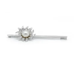 Broche fleur or blanc, platine, perle et diamants