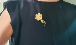 Broche fleur rétro or jaune et perles