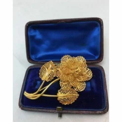 Broche fleur travail filigrane , or jaune