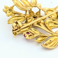 Broche florale en or jaune