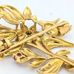 Broche florale en or jaune
