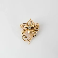 Broche florale en or rose et diamant