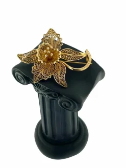 Broche française en or jaune filigrane à fleurs