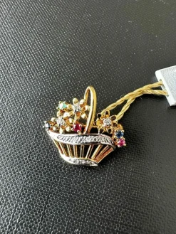Broche giardinetto en or blanc, or jaune, diamant, rubis, saphir et émeraude