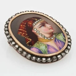 Broche émail habillé et son entourage de diamants