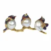 Broche émaillée en Or jaune et perle