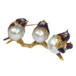 Broche émaillée en Or jaune et perle