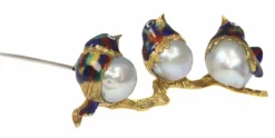 Broche émaillée en Or jaune et perle