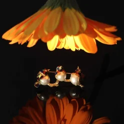 Broche émaillée en Or jaune et perle