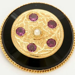 Broche médaillon en or jaune, améthystes et perle