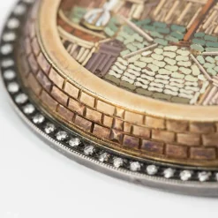 Broche micromosaïque en or 18 carats, argent et diamants