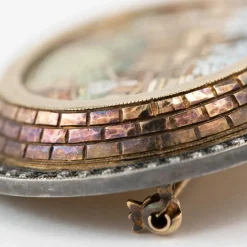 Broche micromosaïque en or 18 carats, argent et diamants