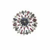 Broche motif floral or blanc saphirs