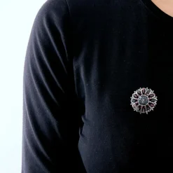 Broche motif floral or blanc saphirs